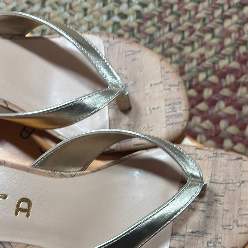 Unisa Gold Sandals Metallic Thong Strap Cushioned Sole - Picture 3 of 6